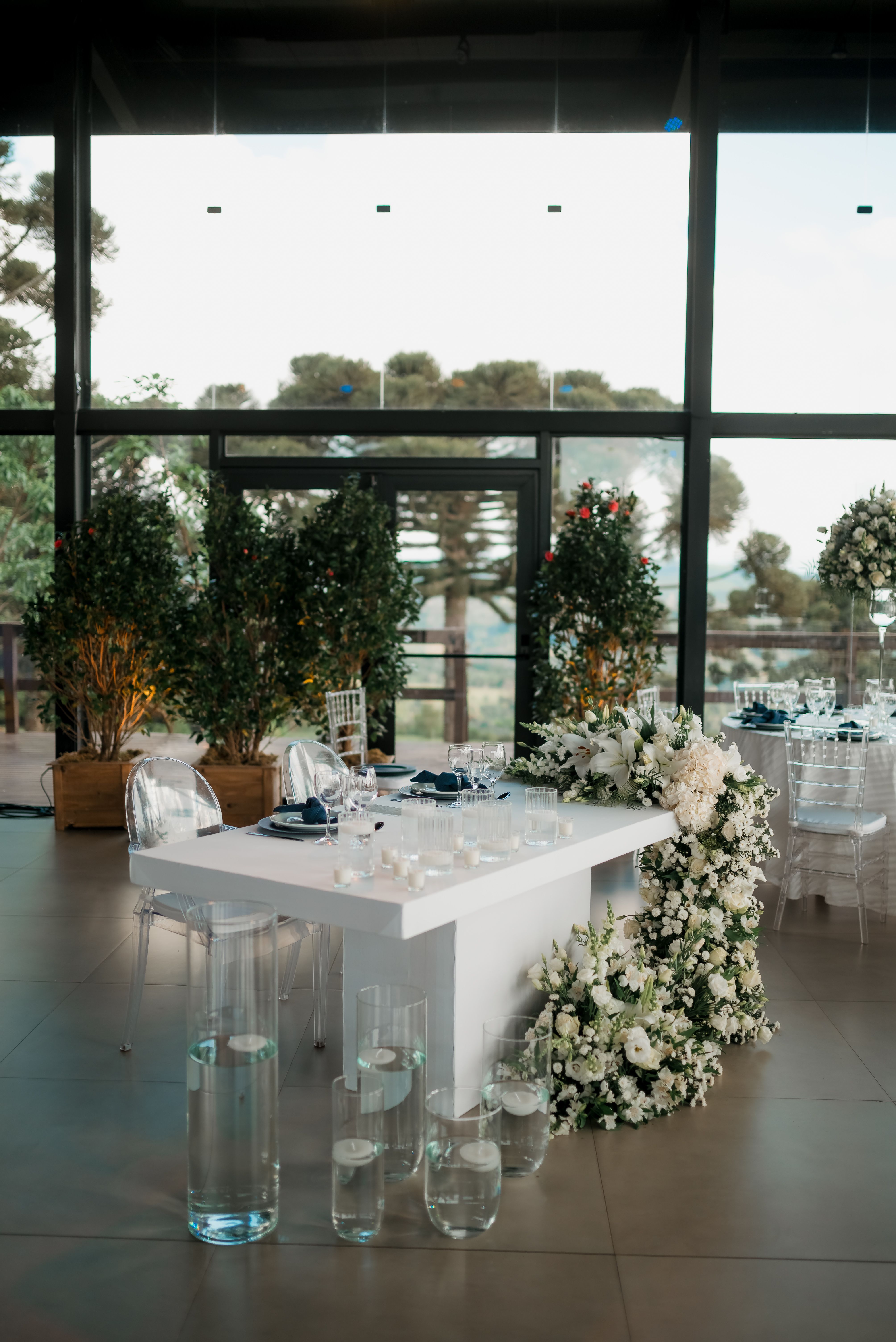 An elegant venue table with white flowers and glass details.