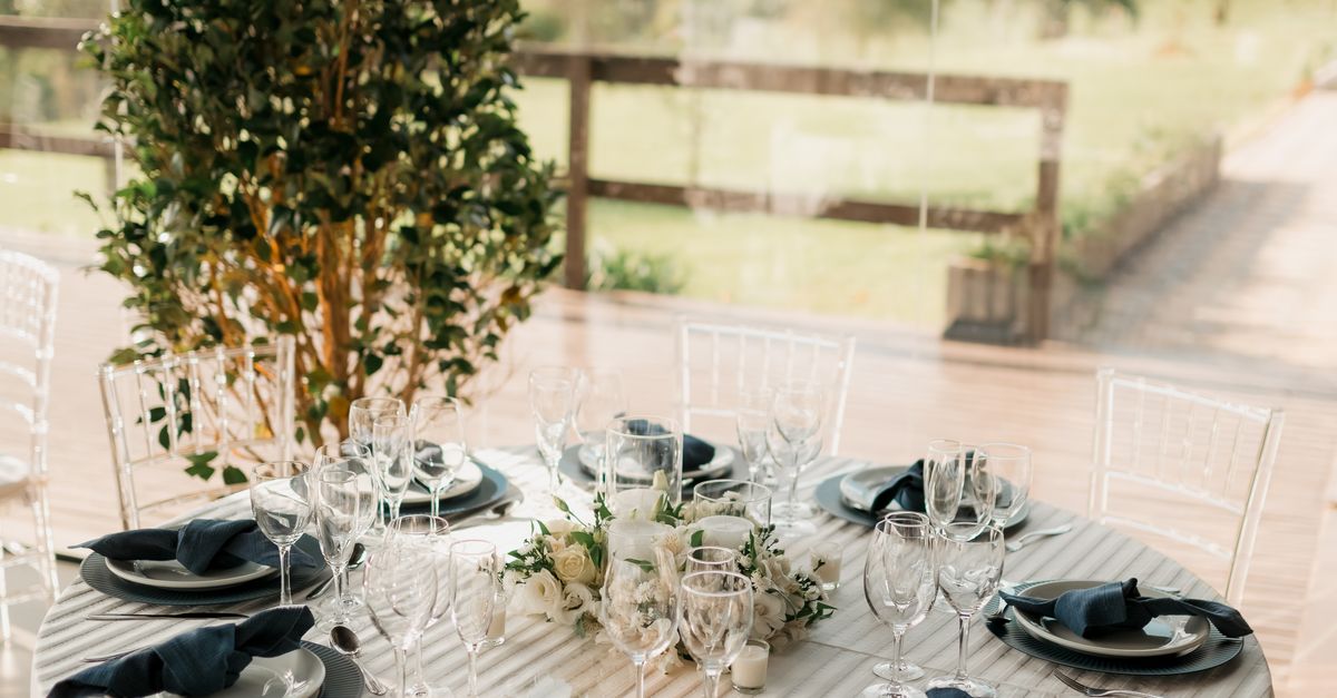 Elegant Outdoor Wedding Reception Table Setup · Free Stock Photo