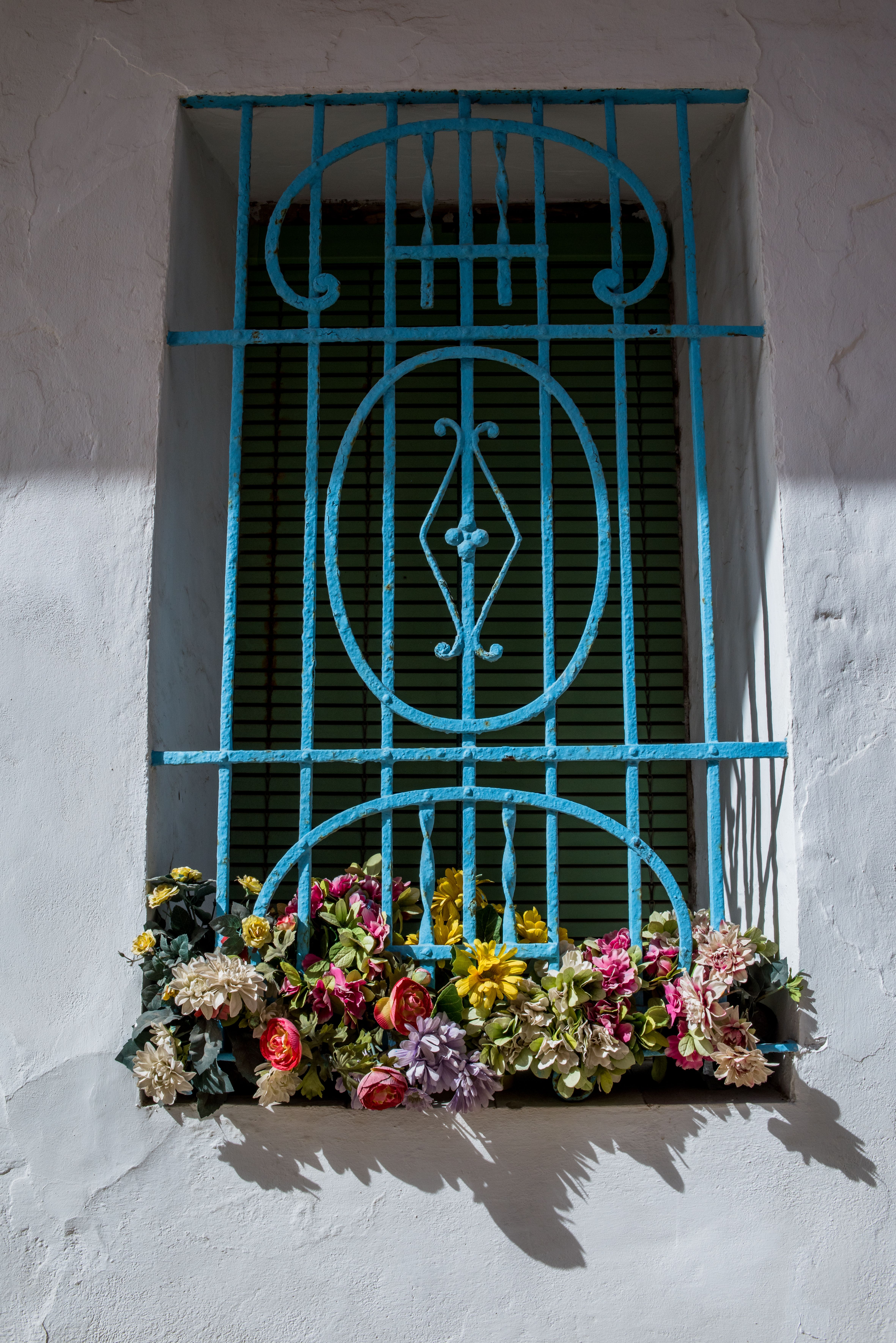 Ventana Con Flores De Colores Y Rejilla Metálica Azul · Foto de stock ...