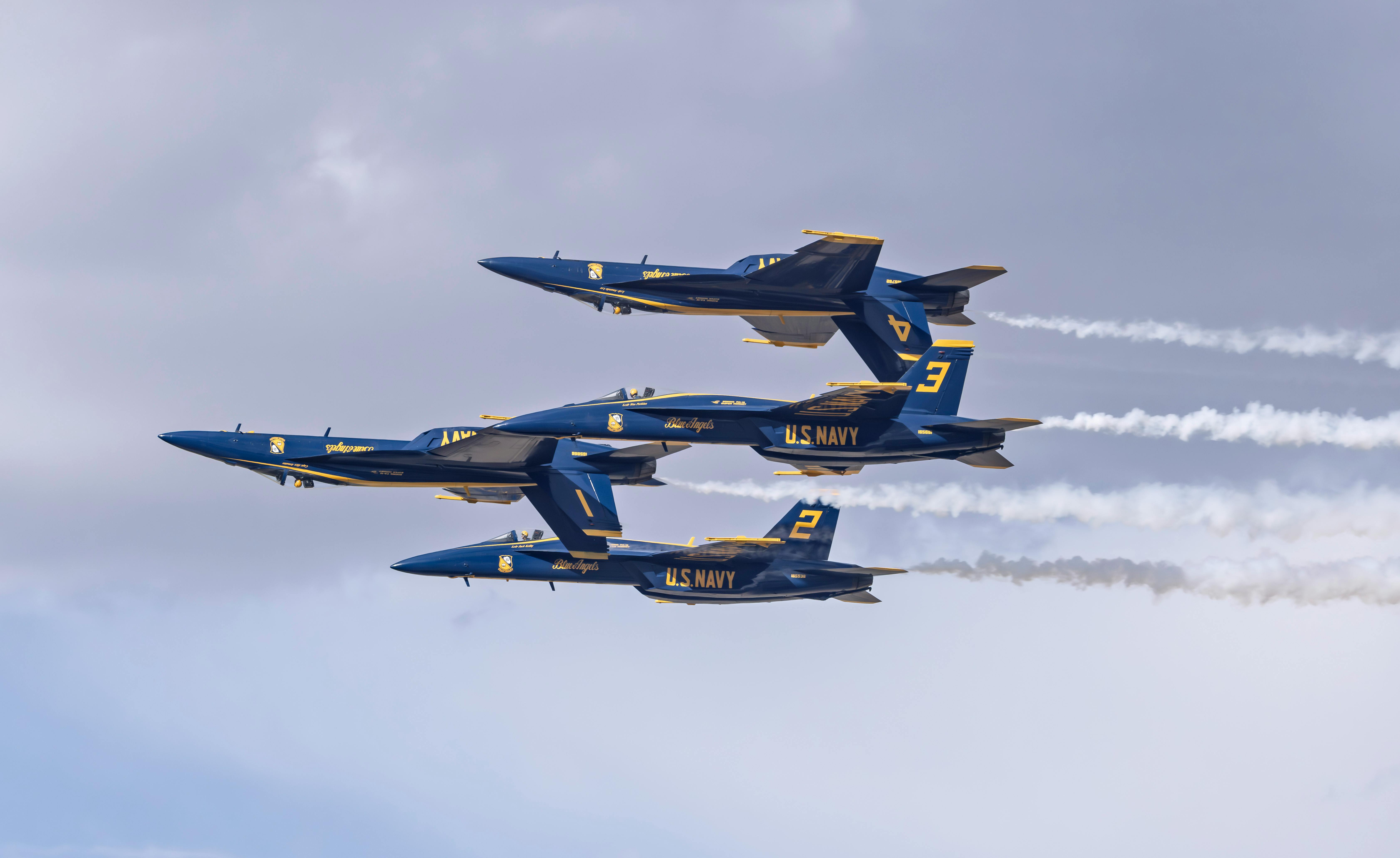 Gratis Gli US Navy Blue Angels eseguono una spettacolare esibizione aerea in un cielo limpido. Foto a disposizione