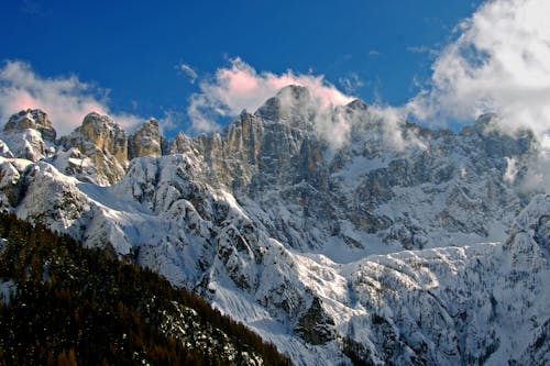 Bezpłatne Pokryte śniegiem Góry Pod Błękitnym Niebem Zdjęcie z galerii