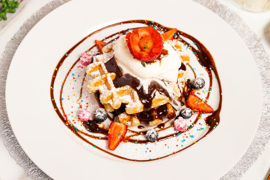 Belga liège-i gofri – karamellizált gyöngycukros utcai finomság – Belgian waffle chocolate sauce strawberries whipped cream