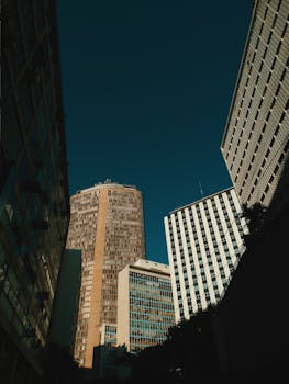 在晴朗蓝天的映衬下，城市摩天大楼的景观引人注目，展示了现代建筑的魅力