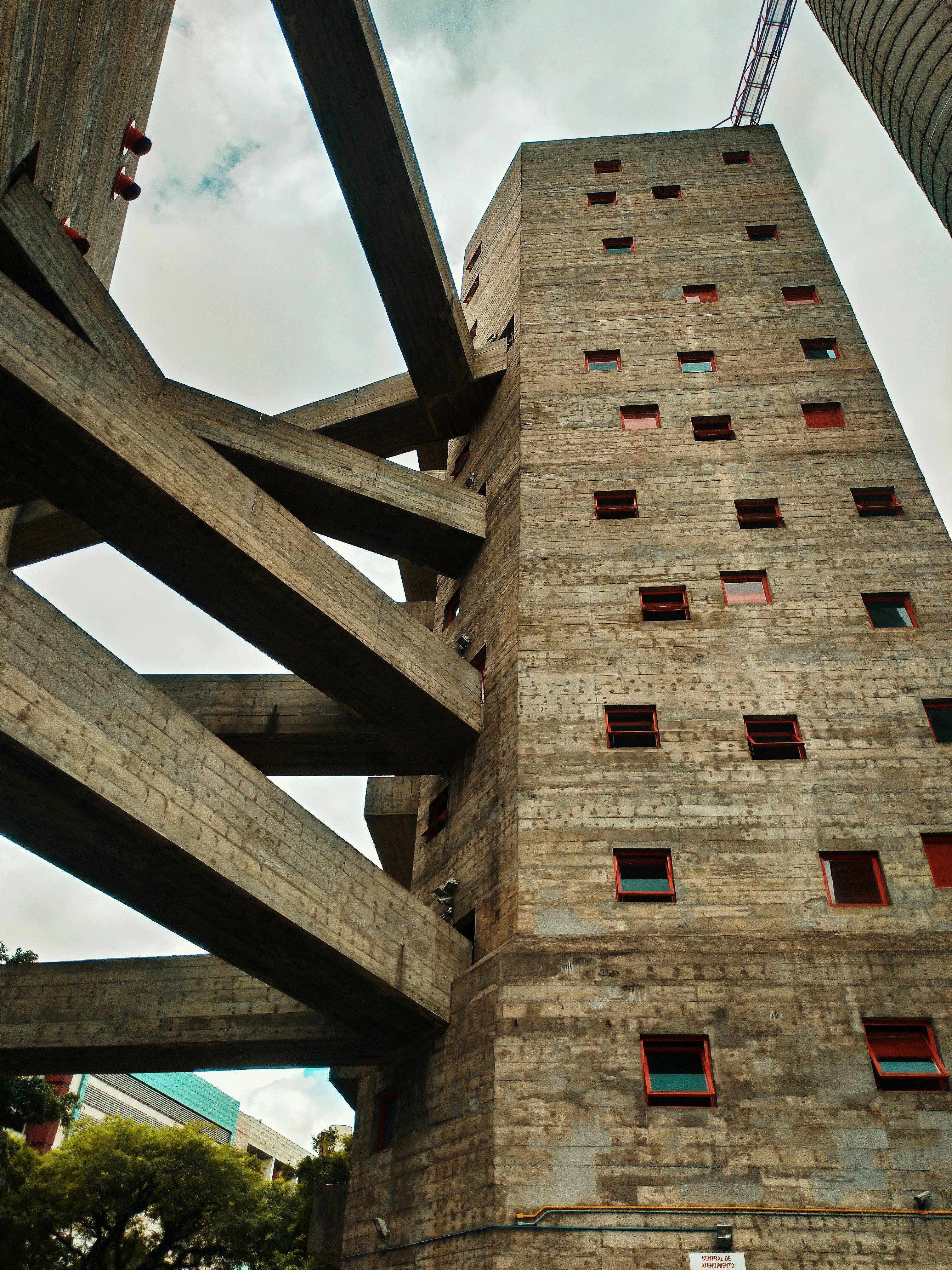 这座现代高层建筑以其独特的混凝土和玻璃结构令人印象深刻