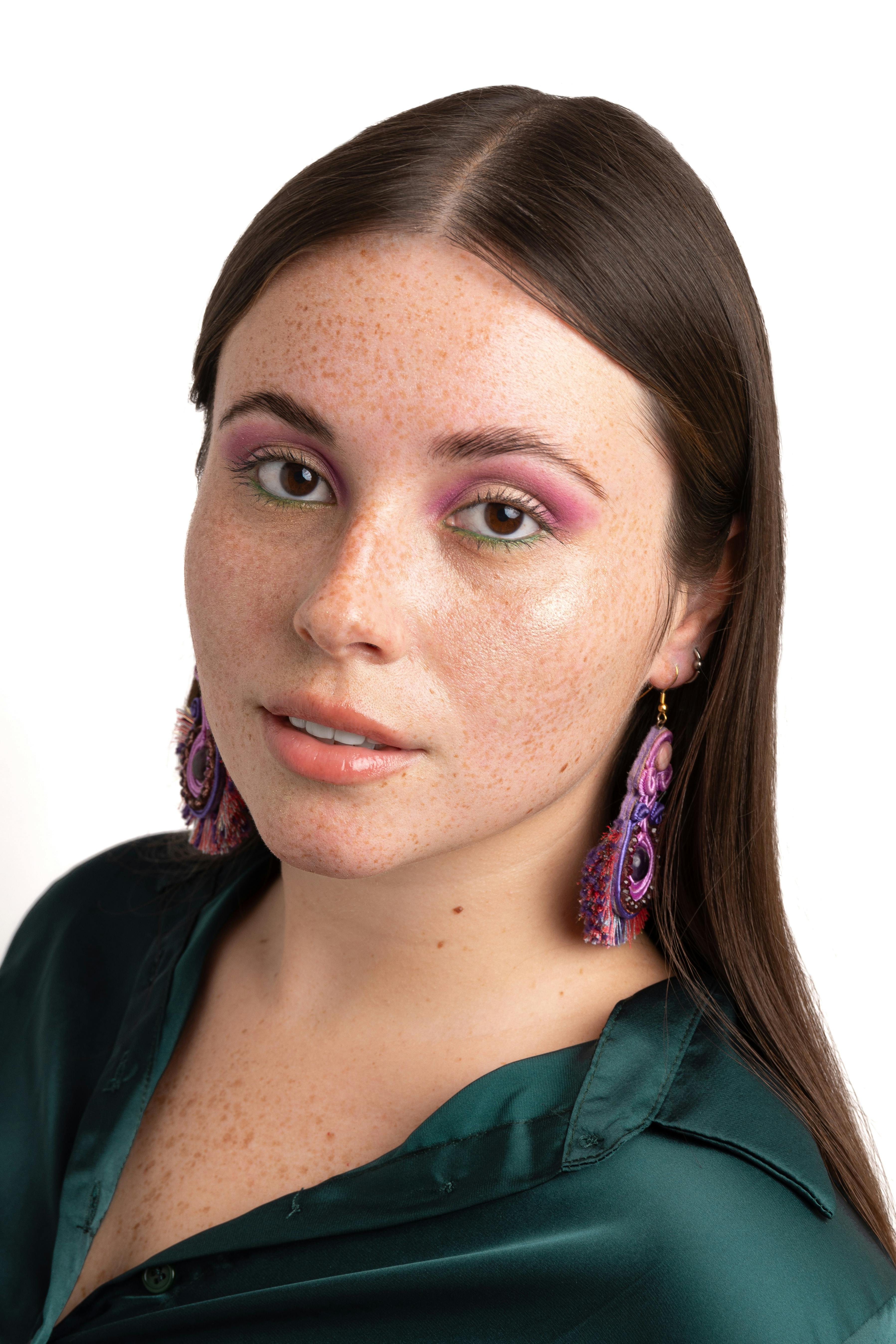 Kostenlos Junge Frau Mit Sommersprossen Und Bunten Ohrringen Stock-Foto