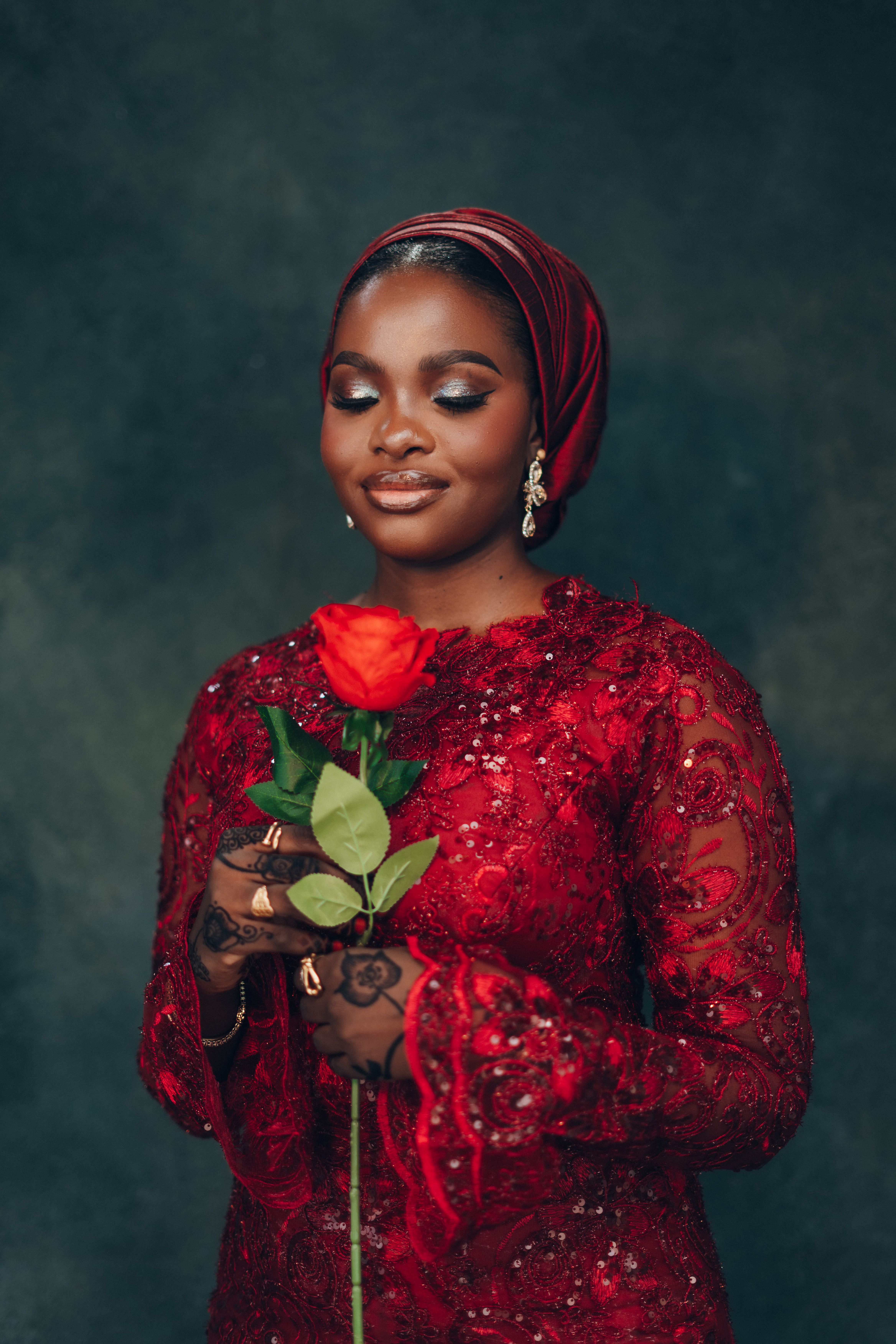 Stunning Nigerian Bride with Rose and Henna · Free Stock Photo
