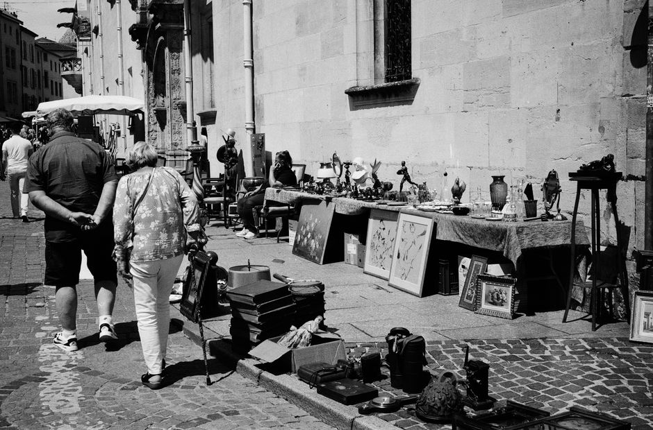 Explore a vintage street market with art and antiques in Nancy, France.