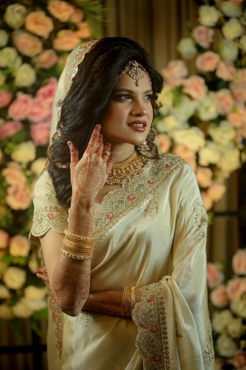 Free A graceful Indian bride in ornate attire, adorned with jewelry and henna. Stock Photo