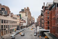 纽约市繁忙的街道上，白天车水马龙，尽显城市建筑风貌