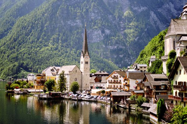 Vedere frumoasă a satului Hallstatt lângă lacul alpin din Austria
