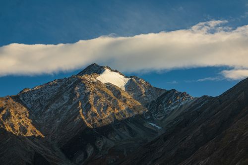 Free Experience the breathtaking sunrise over the rugged peaks of Rangdum, capturing serene beauty and majestic views. Stock Photo
