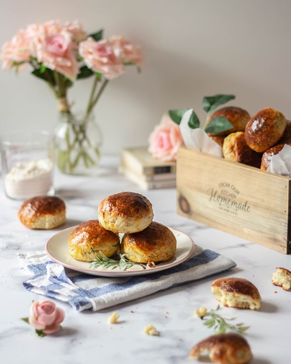 Homemade scones served on a plate — photo by Zehra Yılmaz on Pexels