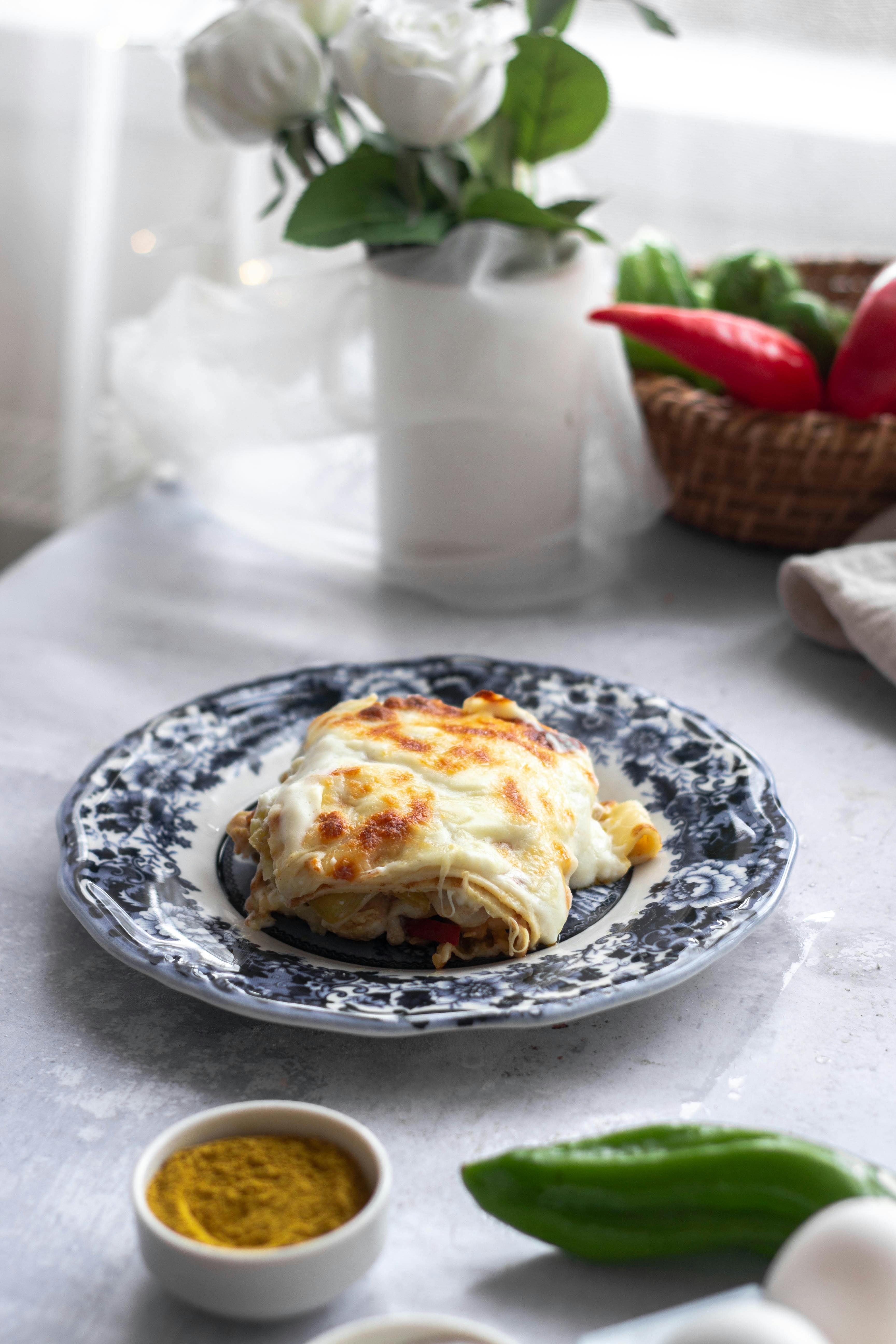 Bezpłatne Lasagne Z Serem I Warzywami Na Eleganckim Talerzu Zdjęcie z galerii