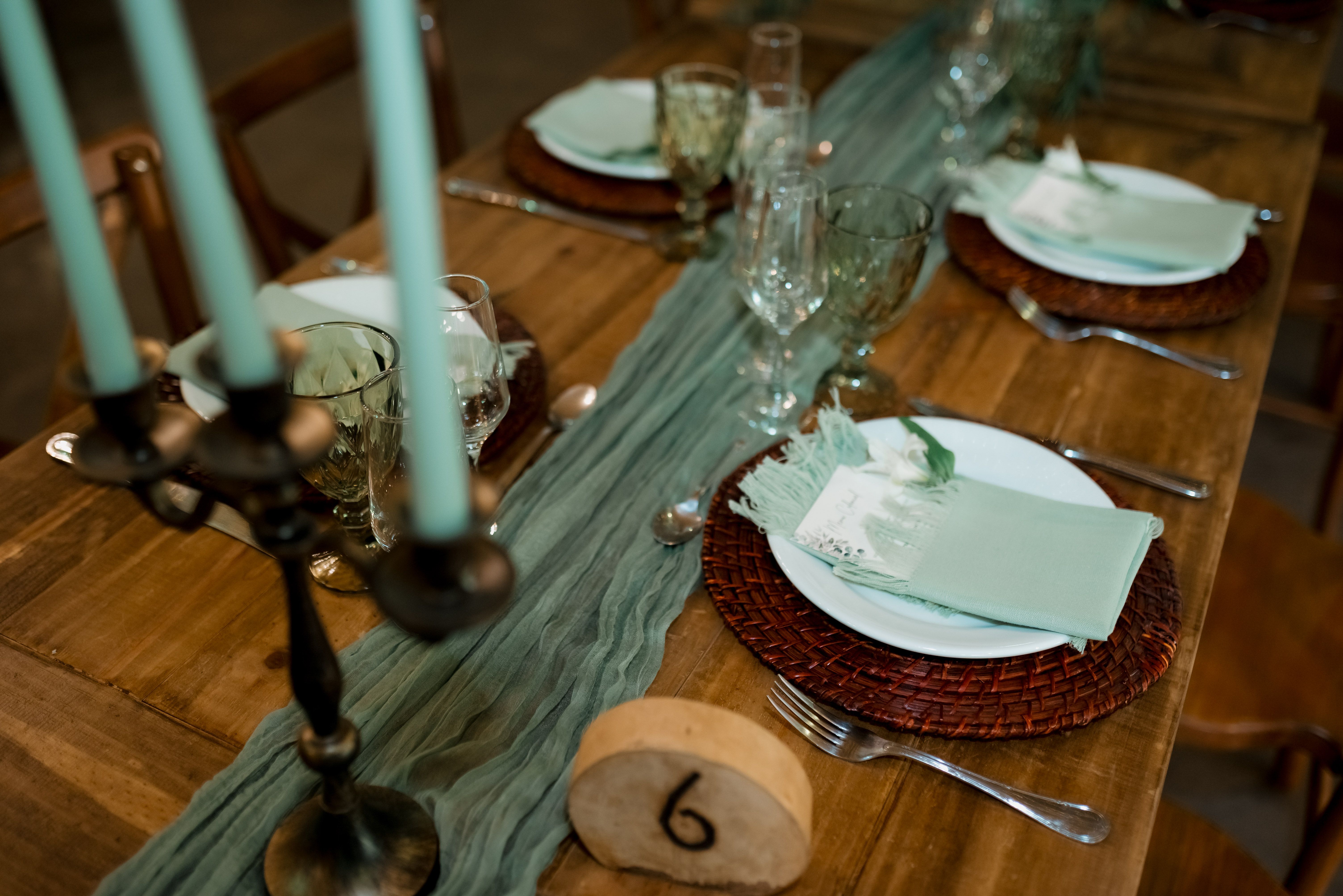 Maansteen decor op rustieke houten plank.