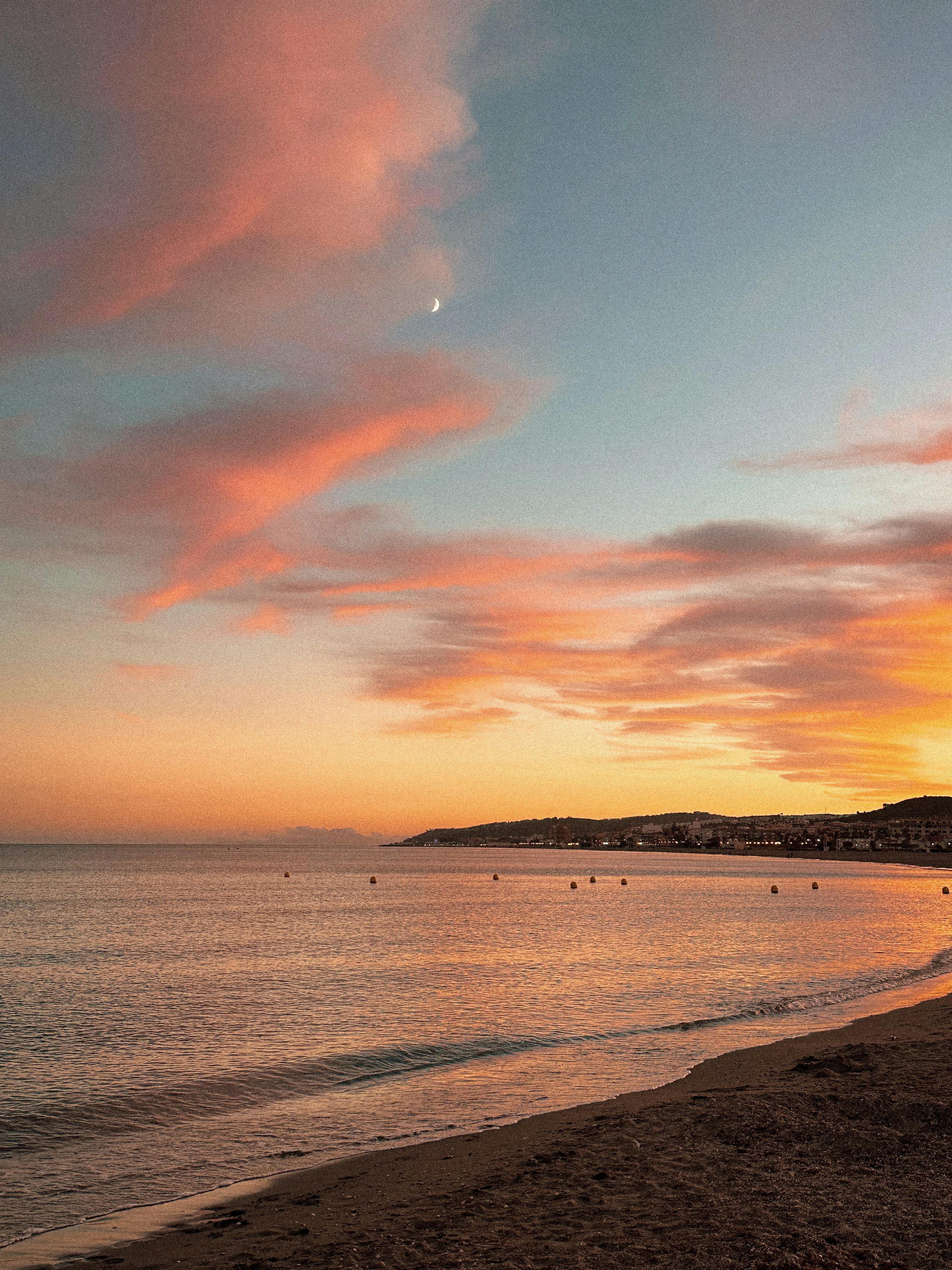 Playa al atardecer cerca de Rincón de la Victoria en la Costa del Sol, Málaga