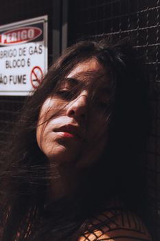 阴影中的女人特写，若有所思的表情，唤起神秘感