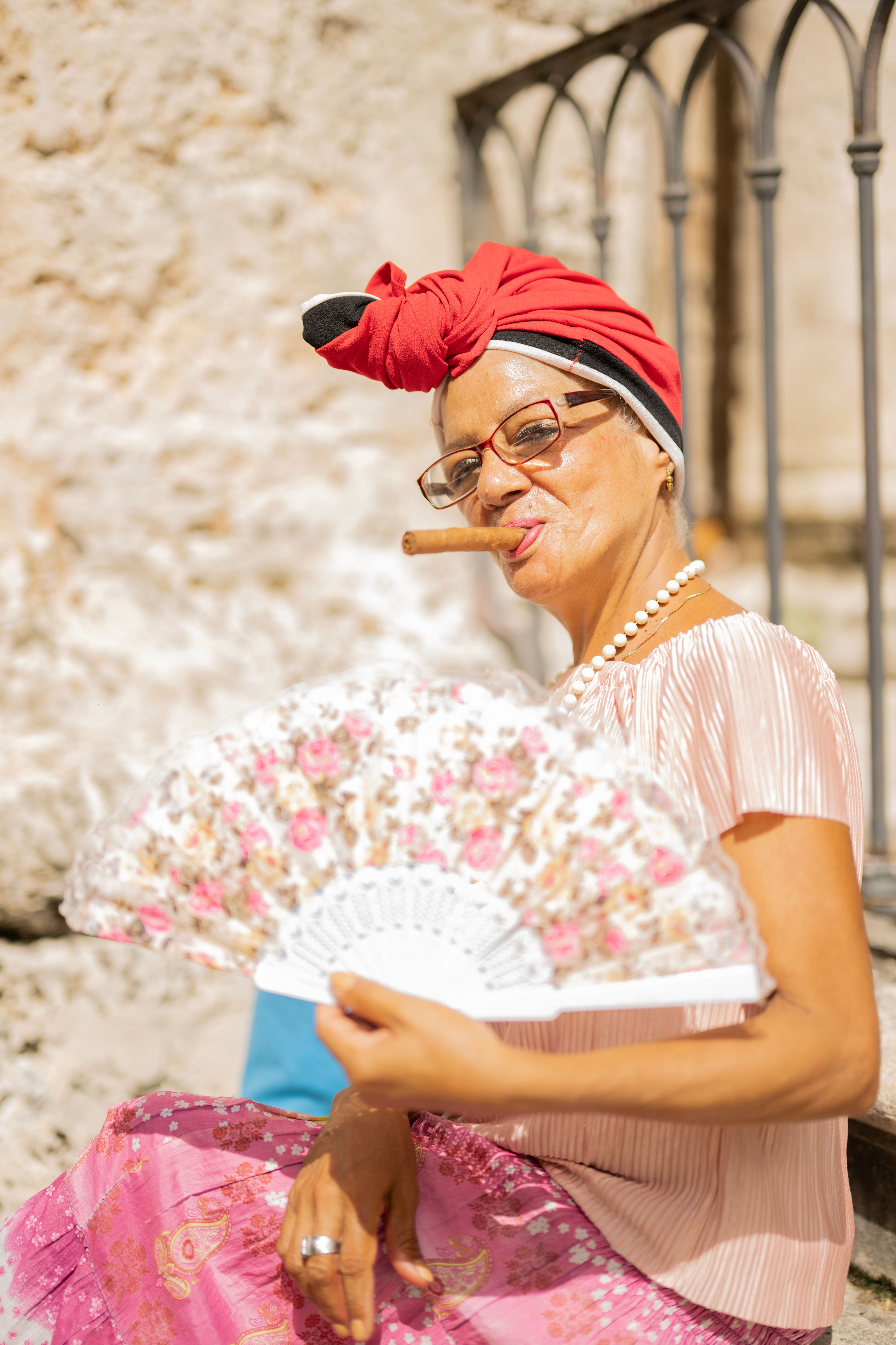Mujer Cubana Vibrante Con Puro En La Habana · Foto de stock gratuita