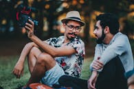 两名男子在圣保罗公园休闲拍照