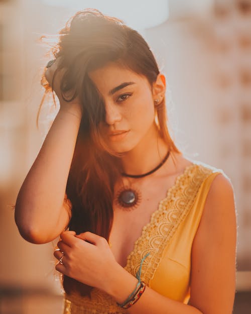 Foto De Mulher Usando Vestido Amarelo