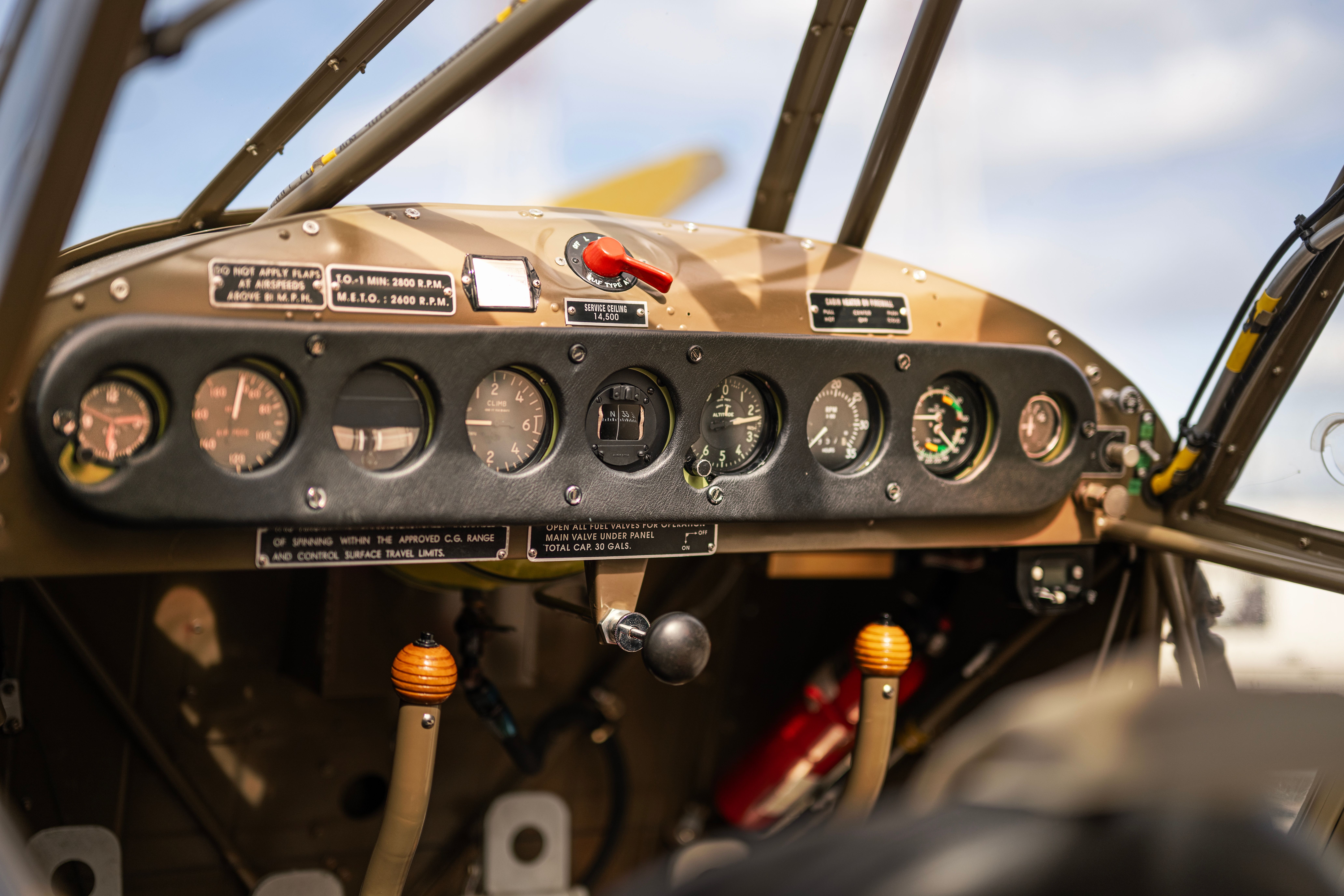 Cabina De Mando De Un Avión Antiguo Con Indicadores Analógicos · Foto ...