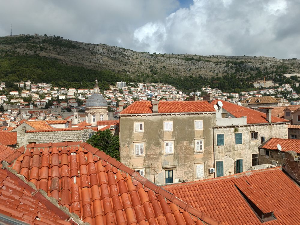 Tejados naranjas de la ciudad amurallada de Dubrovnik