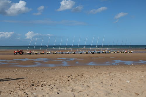 Darmowe zdjęcie z galerii z błękitne niebo, morze, plaża
