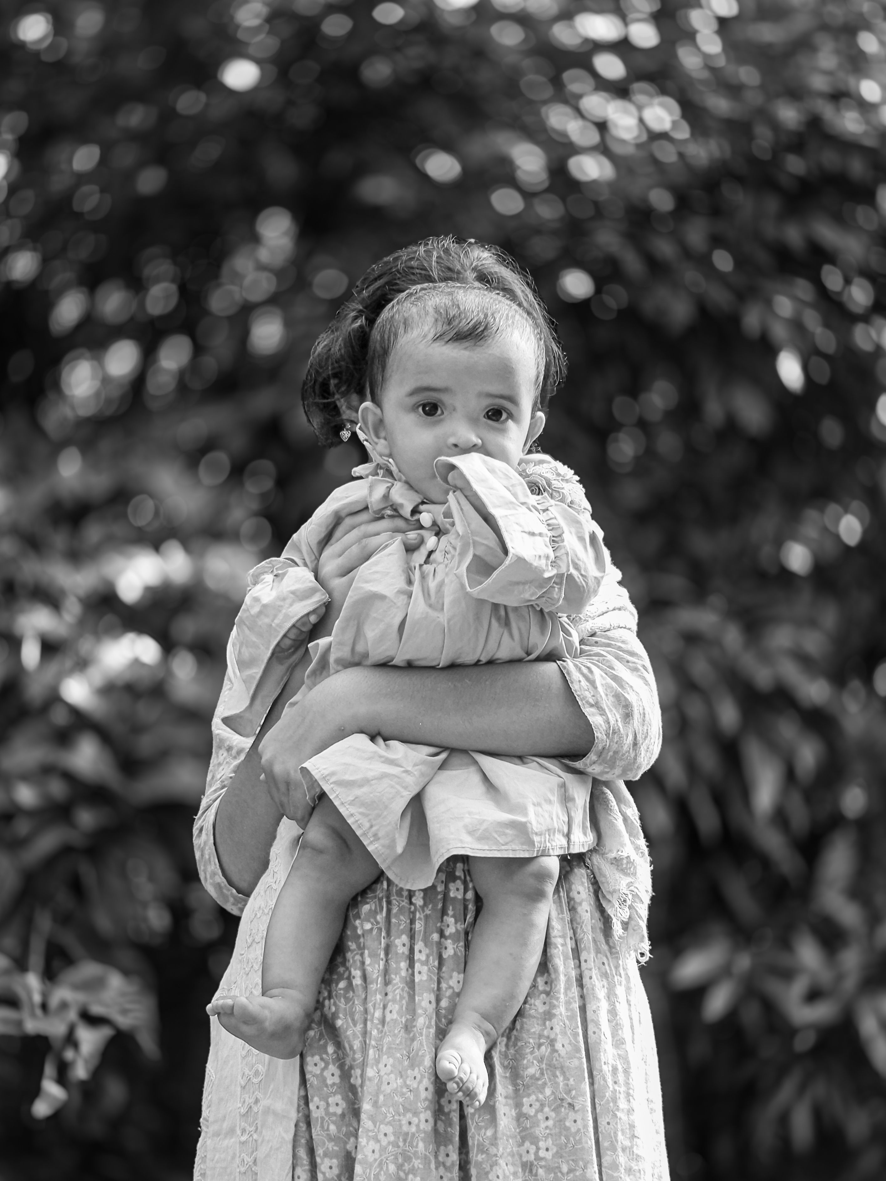 Retrato En Blanco Y Negro De Un Bebé En Brazos De Su Madre · Foto de ...