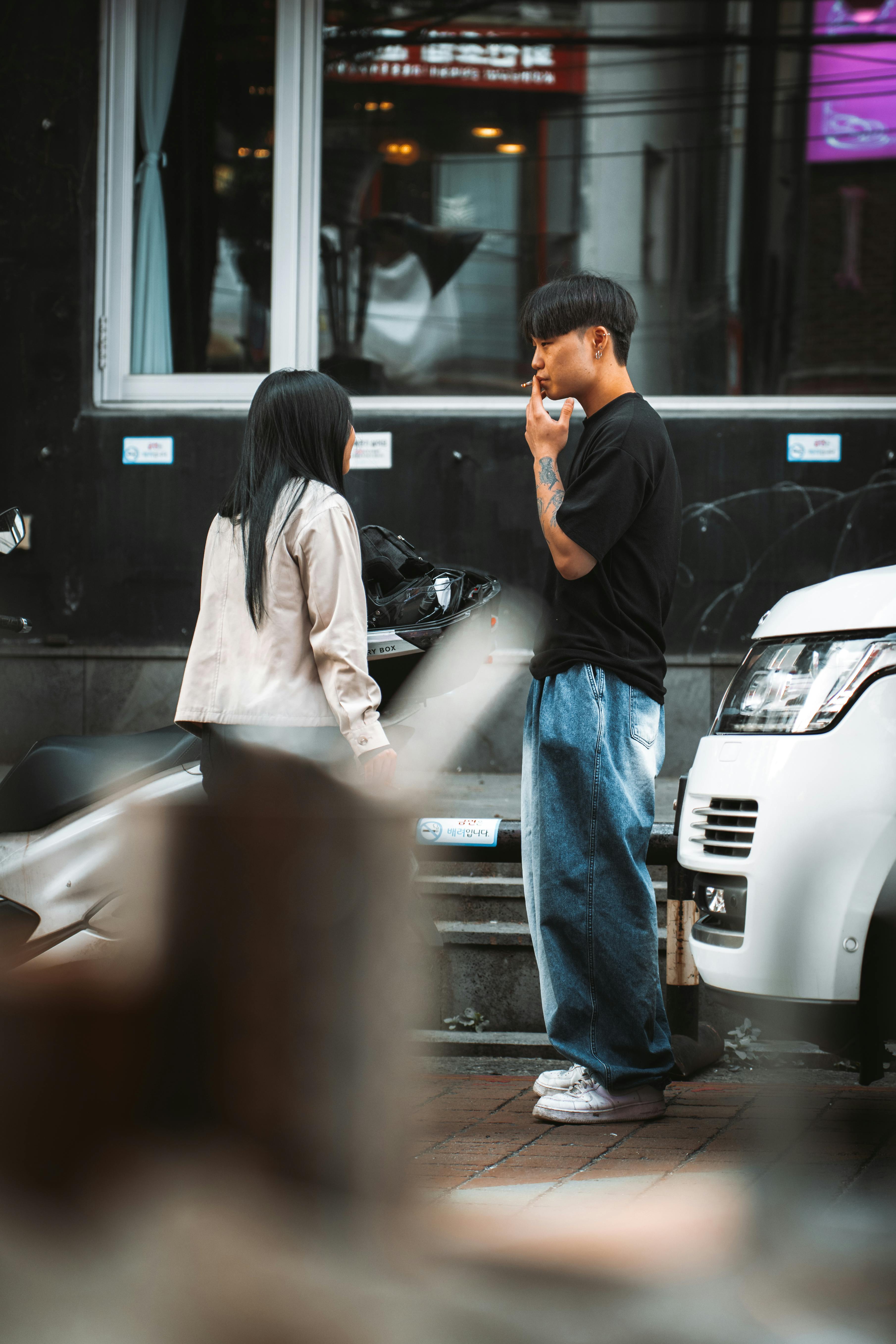 트럼프와 한국 측 관계자의 상호작용 사진