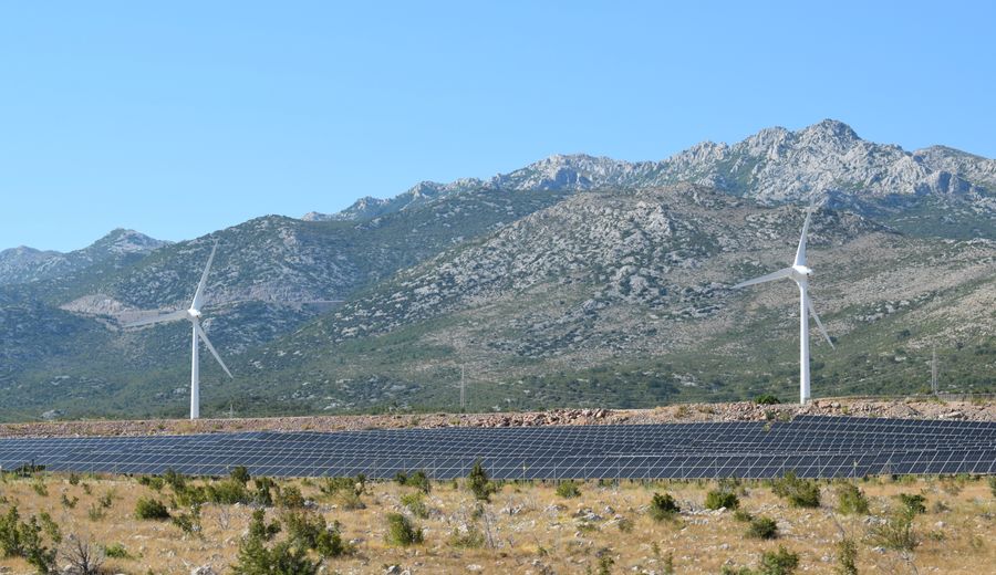 Éoliennes et panneaux solaires pour un développement durable