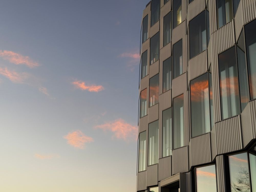 Architecture Moderne Avec Fenêtres Réfléchissantes à Berlin · Photo ...