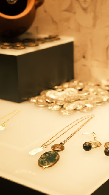 Mix trang sức bạc khi mặc váy dạ hội màu đen - Trang sức bạc MMJW