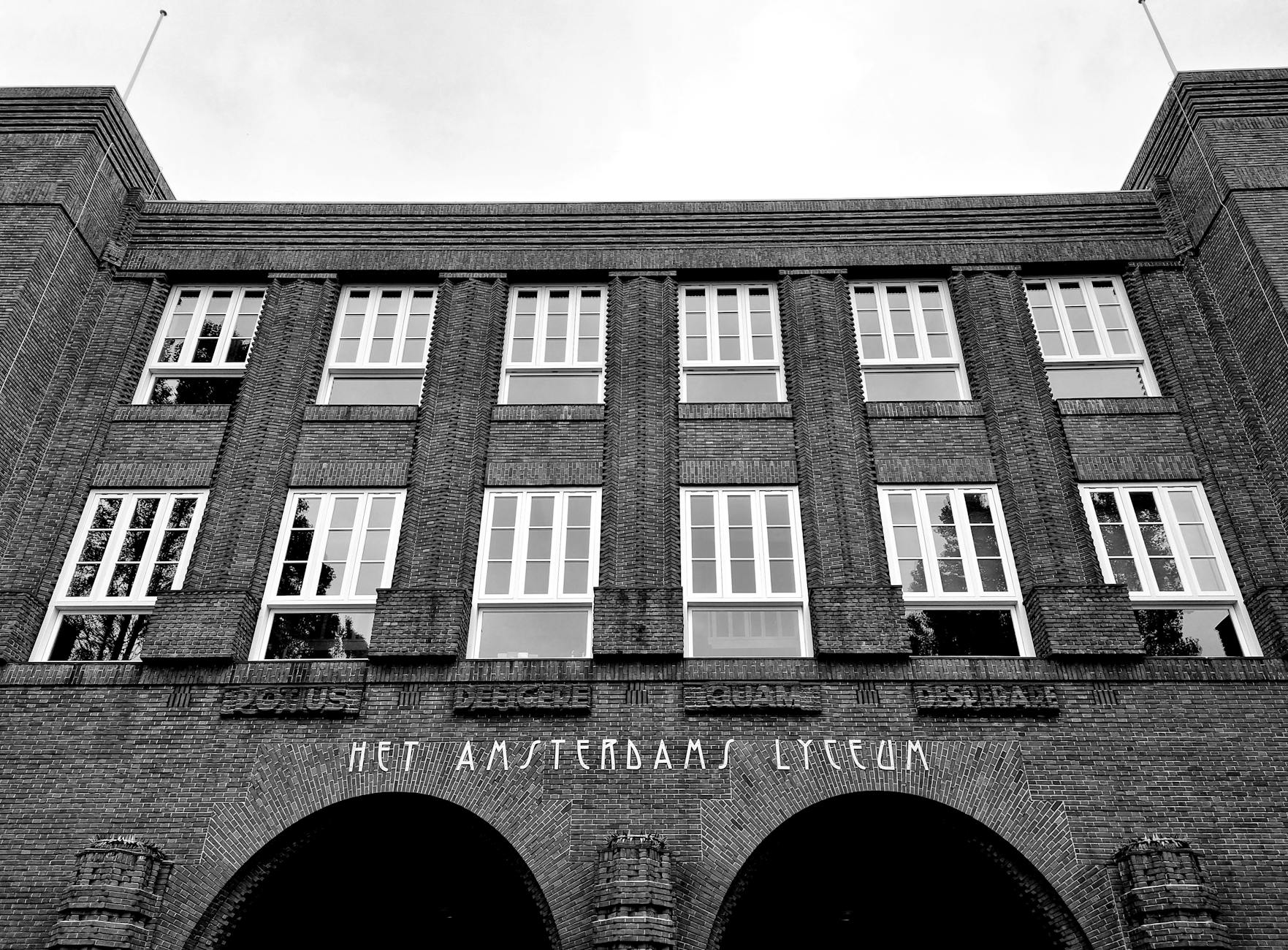 Amsterdam'da çalışan ebeveynler için çocuk bakımı ve eğitim imkanlarını temsil eden, modern bir okul ortamında oynayan çocuklar ve eğitim materyalleri.