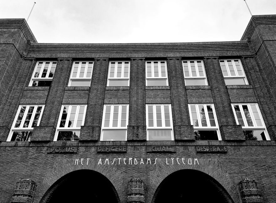 Black and white photo of Het Amsterdams Lyceum, showcasing Amsterdam School architecture style.