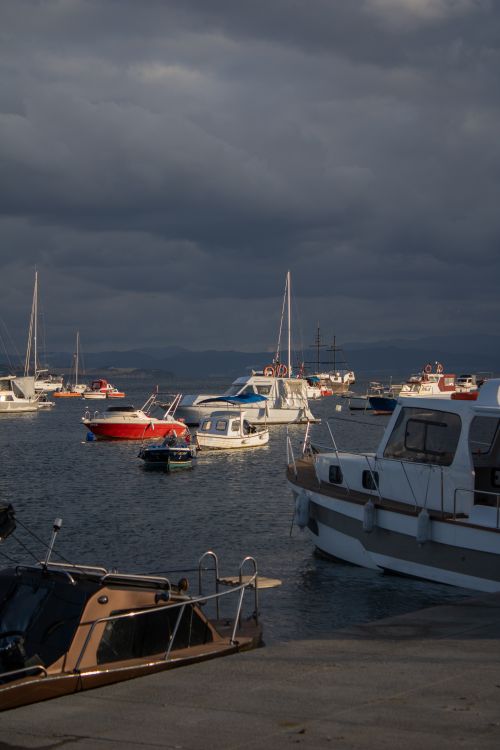 Free Serene view of boats in Istanbul harbor under a moody sky, perfect for travel themes. Stock Photo