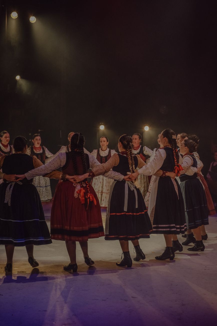 Tineri dansând în centrul Reșiței în cadrul evenimentului de primăvară Tineri dansând în centrul Reșiței în cadrul evenimentului de primăvară