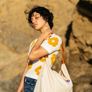 一位时尚女士身着活力服装，手持提包在户外摆姿，尽显时尚与优雅