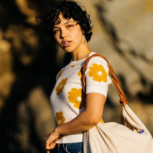 Фотография женщины, несущей сумку через плечо