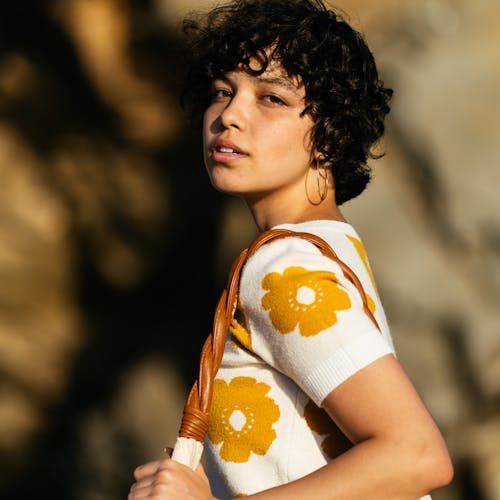 Photo De Femme Portant Une Chemise à Fleurs