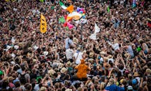 节日现场热闹非凡，人潮涌动，彩旗飘扬，音乐不绝于耳