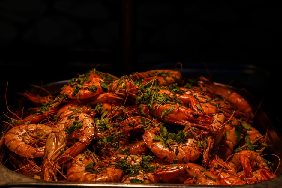 Buffet de fruits de mer au Serena Hotel avec vue sur le lac