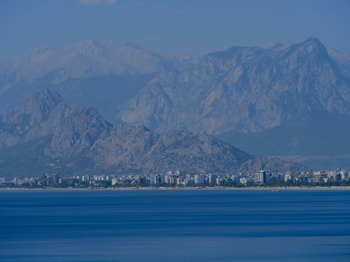 Unde te cazezi în Antalya - coasta și plaja cu munții Taurus