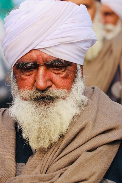 Free Close-up of an elderly man with a white turban and beard, wearing traditional clothing. Stock Photo