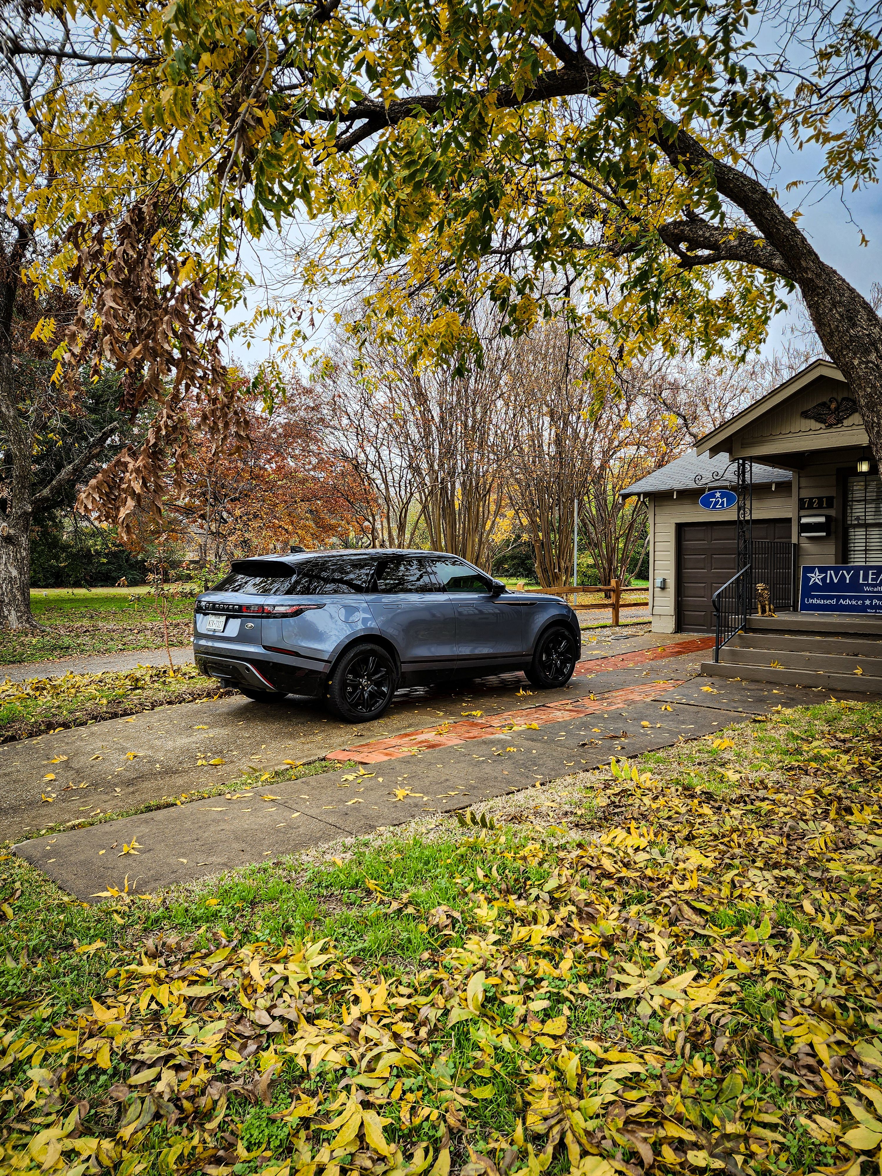 Range Rover Parked in Autumn Landscape in Arlington · Free Stock Photo