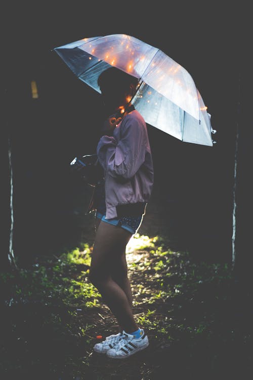 бесплатная Женщина, держащая зонтик Стоковое фото