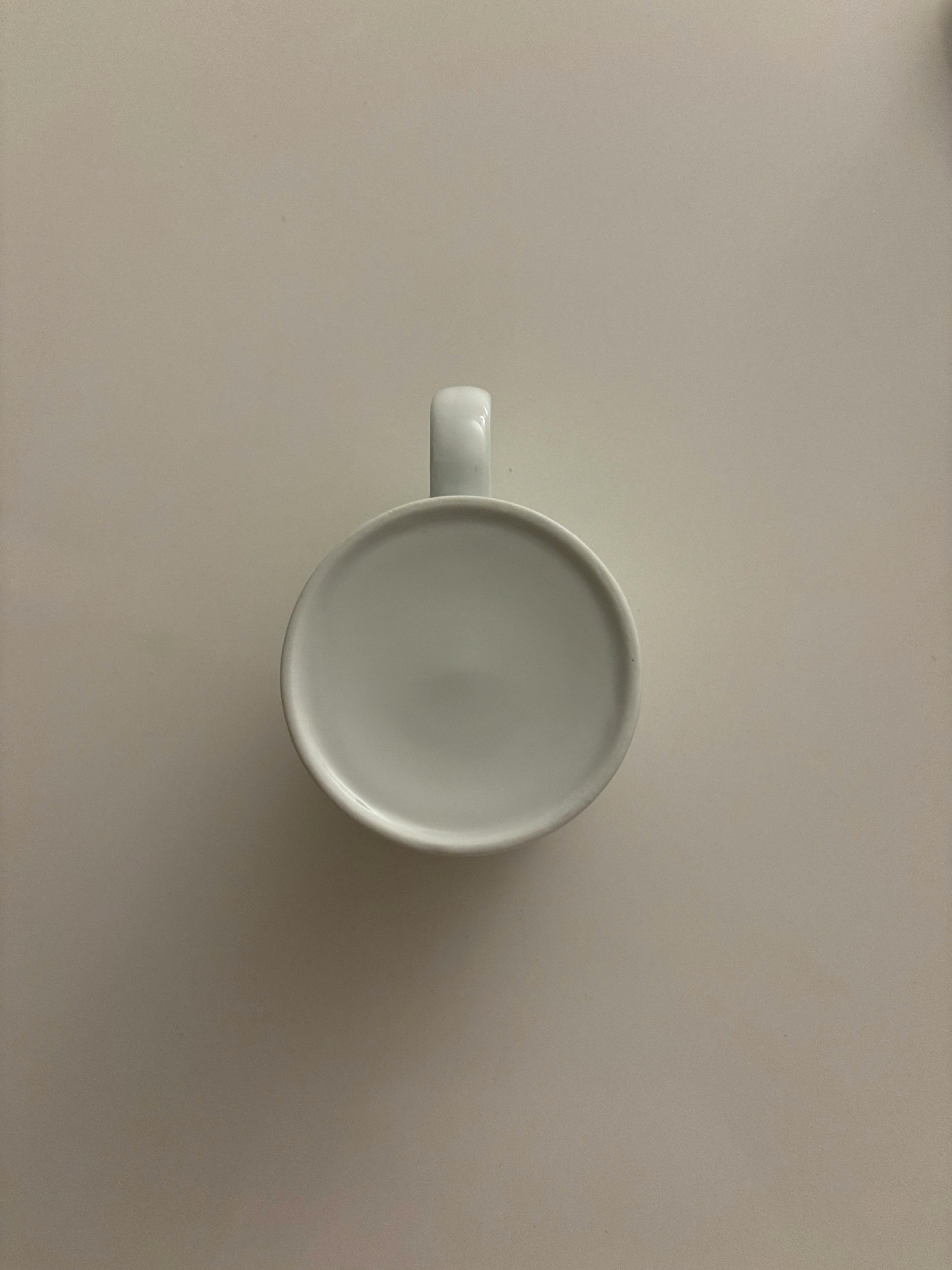 Kostnadsfria Minimalistisk översikt över Vit Kaffemugg Stock foto