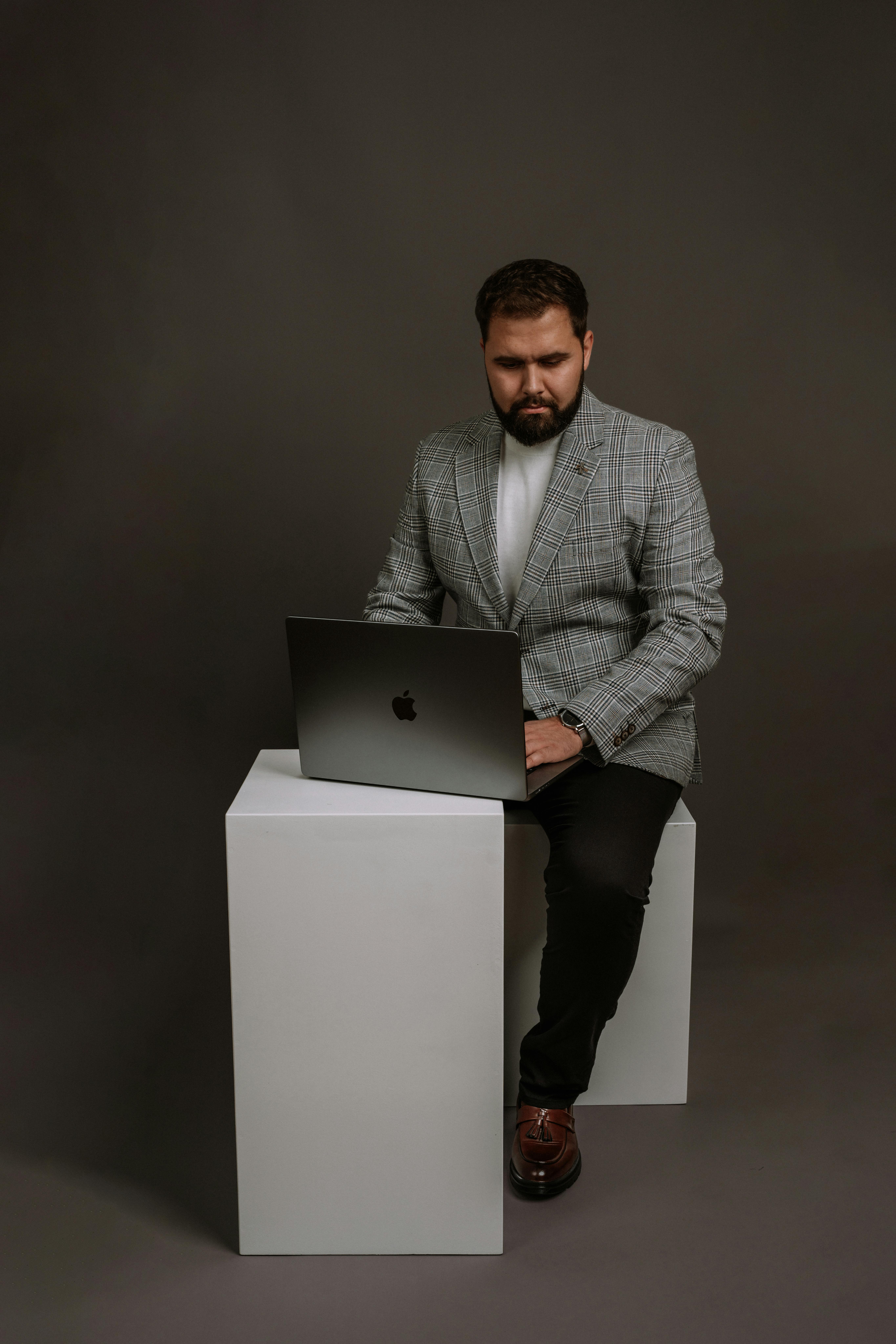 Gratis Uomo D'affari Che Lavora Al Computer Portatile In Studio Foto a disposizione