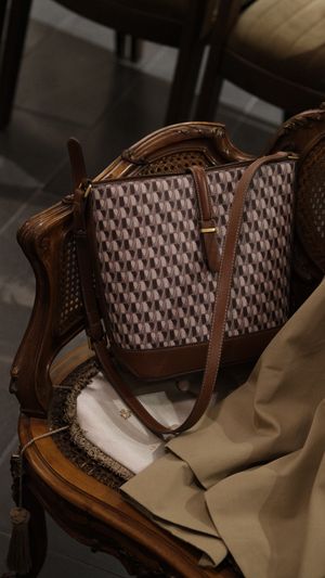 Patterned leather shoulder bag on an antique chair — photo by Esra Af&scaron;ar on Pexels
