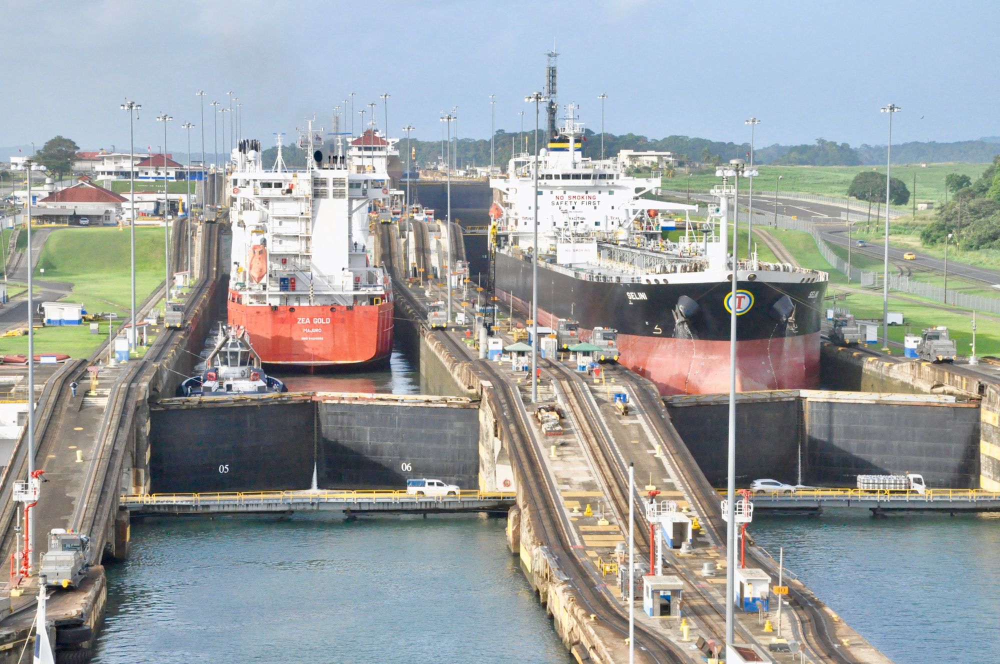 Buque portacontenedores cruzando las esclusas del Canal de Panamá