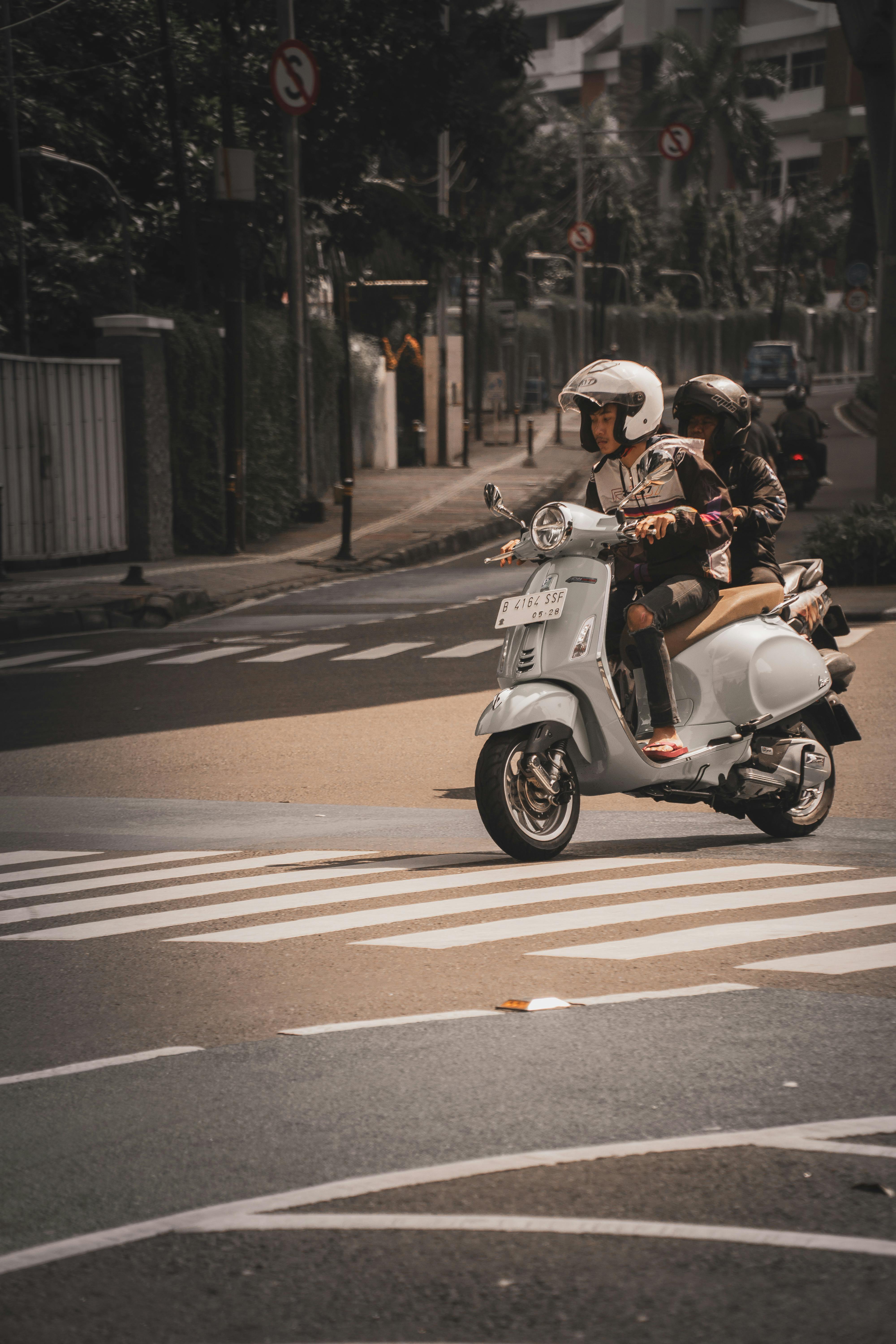 Pietoni, Bicicliști și Conducători de Mopede și Trotinete Sancționați în Localitate