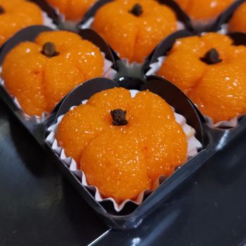 Delightful handcrafted pumpkin-shaped sweets perfect for Halloween celebrations.（イメージ）